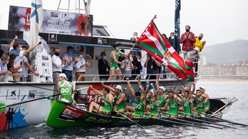 Hondarribia, garaipena ospatzen Zarautzen. (@ACTTRAINERAS)