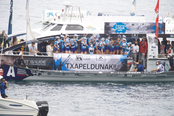 Arraun Lagunakeko arraunlariak liga garaikurra ospatzen Zarauzko uretan. (Jon URBE / FOKU)