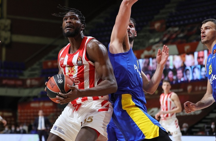 Landry Nnoko en un partido de la pasada Eusoliga con la elástica de Estrella Roja de Belgrado. (EUROLEAGUE)