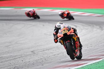 Brad Binder, en cabeza de la carrera. (Joe KLAMAR / AFP)