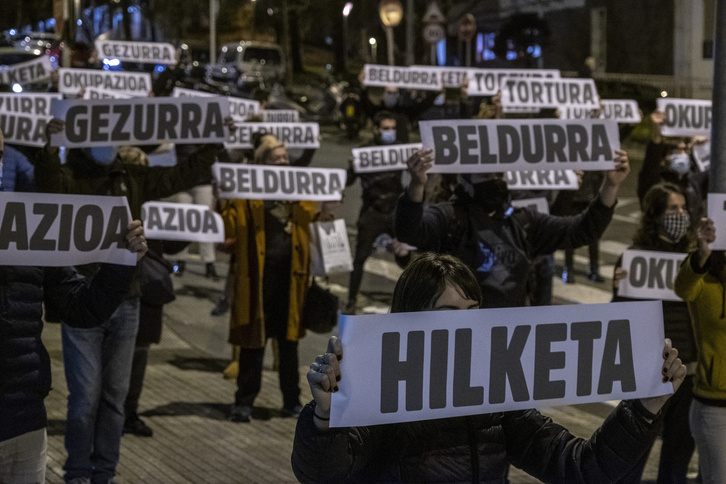 Denuncia de la guerra sucia y su ocultación, ante el cuartel de Intxaurrondo. (Jon URBE | FOKU)