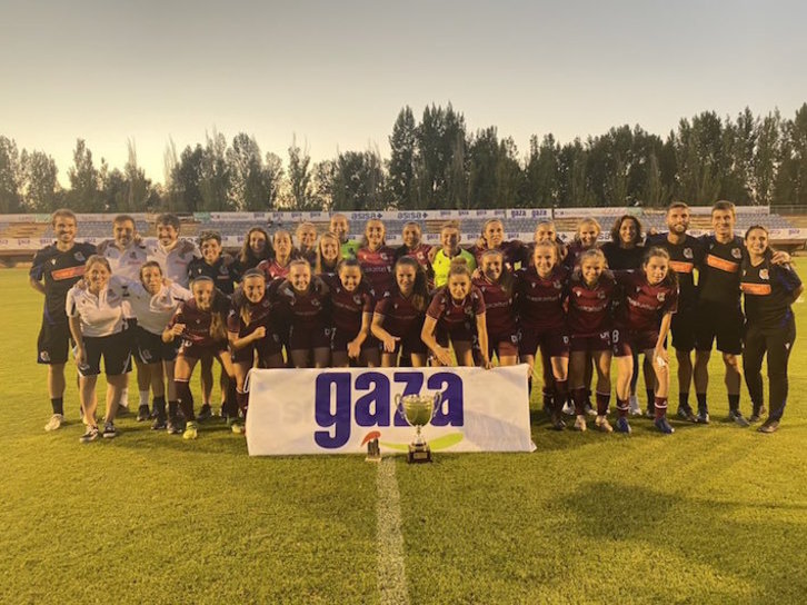 La expedición donostiarra posa tras conquistar el trofeo. (Real Sociedad)