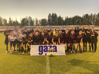 La expedición donostiarra posa tras conquistar el trofeo. (Real Sociedad)