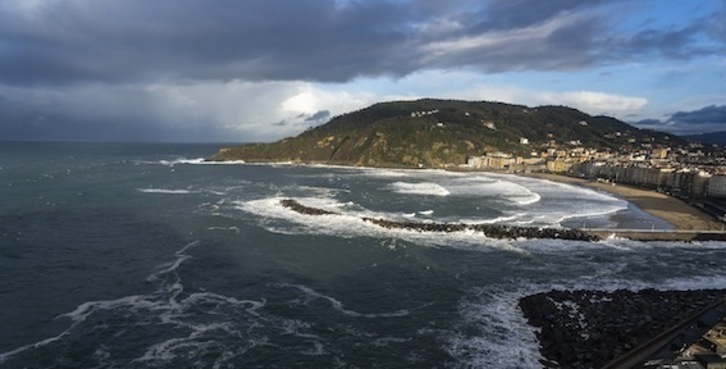 Ozeanoetara heltzen den plastikoen bidezko kutsadura murrizteko irtenbideak bilatzea da ikasleen erronka. (Andoni CANELLADA/FOKU).