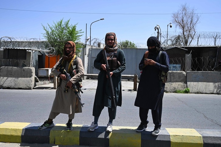 Talibanes posan para la prensa en Kabul. (Wakil KOHSAR-AFP) 