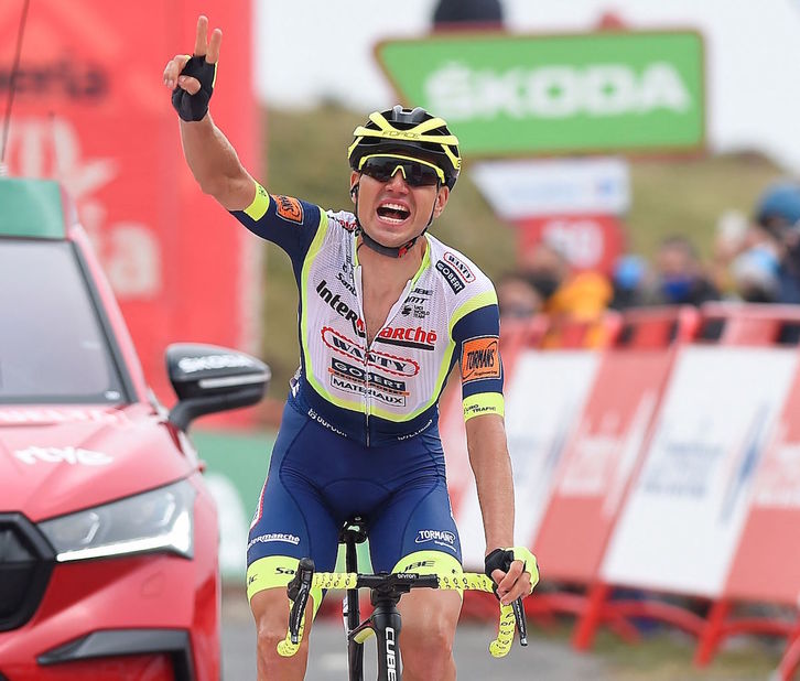 Rein Taaramäe ha sido el más fuerte de la escapada y ha logrado además vestirse de rojo. (Ander GILLENEA/AFP)