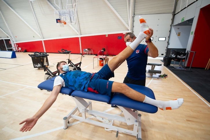 Después de decir que no a la NBA, Rokas Giedraitis ha estado trabajando en las diversas pruebas médicas en el BAKH junto con sus compañeros de equipo. (SASKI BASKONIA)