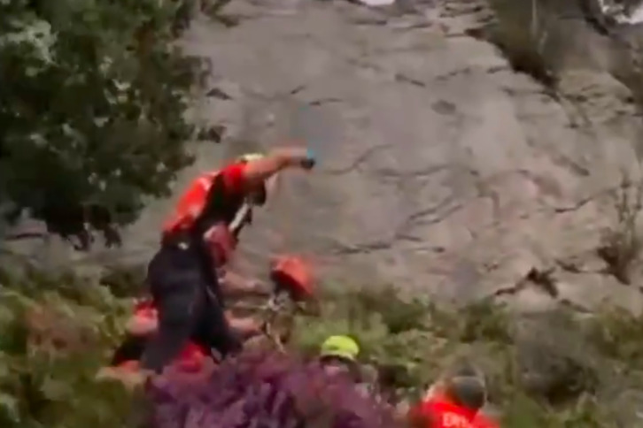 Gaztea erreskatatzeko lanak, hormatzarraren ondoan. (@UvrErtzaintza)