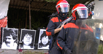 Itziar, Ormaetxea eta Leundaren argazkiak, Ertzaintzak eragotzitako omenaldietako batean. (Gari GARAIALDE)