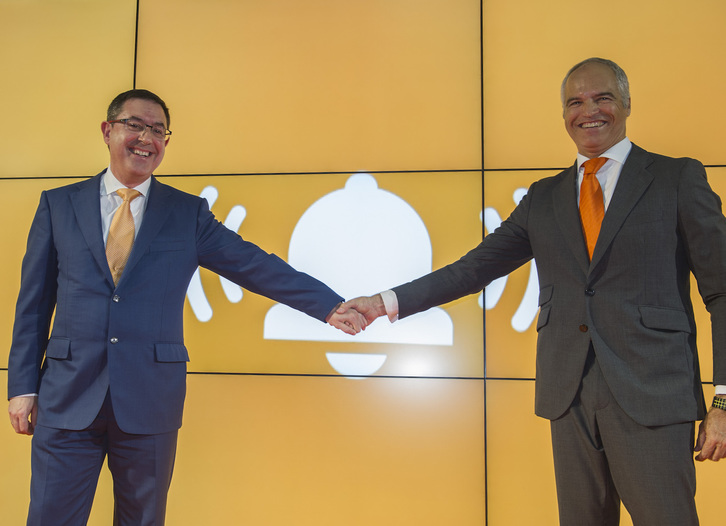 Alberto García Erauzkin y Fernando Ojeda, entonces presidente y director general de Euskaltel, respectivamente, el día de la salida a Bolsa del operador, en julio de 2015. (Monika DEL VALLE/FOKU)