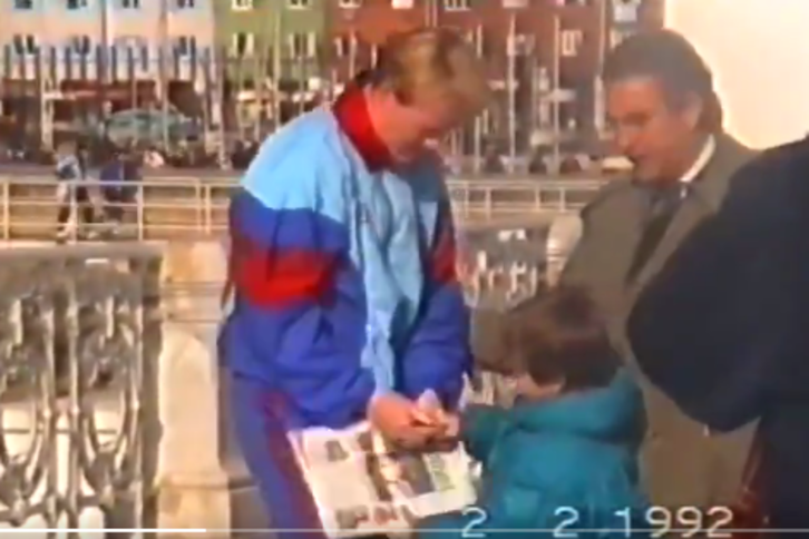 Gerard Piqué, con cinco años, pide un autógrafo a Ronald Koeman en Alderdi Eder en 1992. (@3gerardpique)