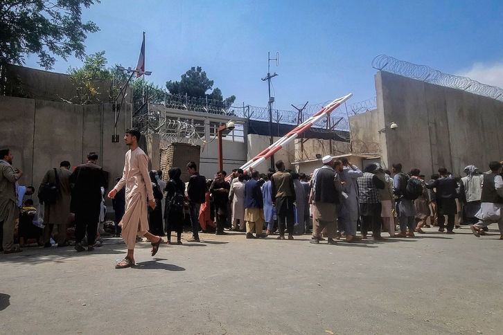 Afganiarrak Estatu frantsesak Kabulen duen enbaxadaren atearen aurrean. (Zakeria HASHIMI/AFP)