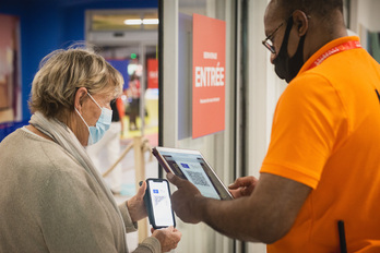 Control del pase sanitario, este martes, 17 de agosto, en el centro comercial Ametzondo-Ikea, sito en Hiriburu. (Guillaume FAUVEAU)