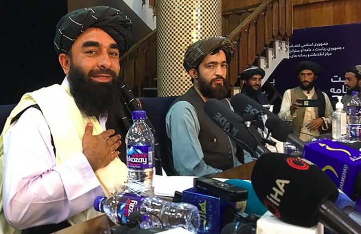 El gesto de Zabihulá Muyahid se corresponde con el mensaje moderado que ha querido trasladar. (AFP)