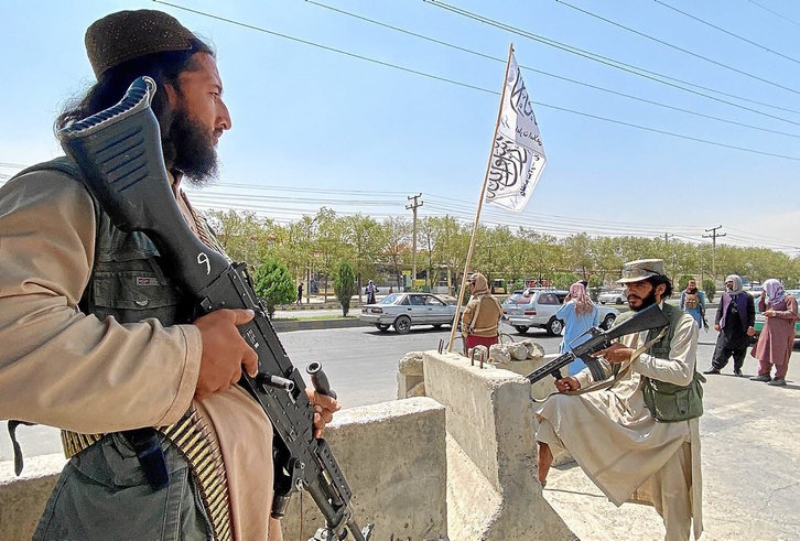 Milicianos talibanes custodian la sede del Ministerio del Interior en Kabul. (Javed TANVEER/AFP)