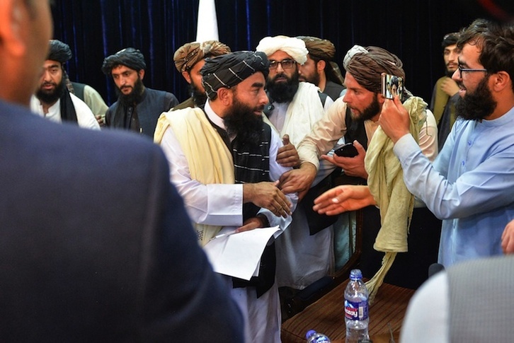 Primera comparecencia pública del portavoz oficial talibán, Zabihullah Mujahid. Autor: (HOSHANG HASHIM-AFP)I
