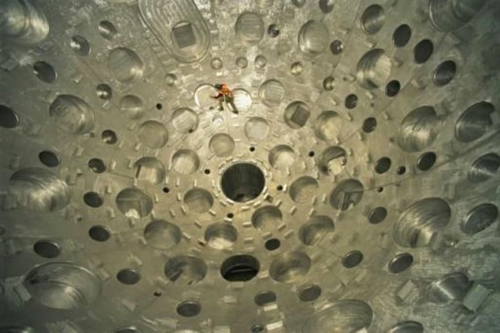 Una cámara de grandes dimensiones en la planta de ignición del NIF de California, donde se realizan pruebas de fusión nuclear con rayos láseres. (National Ignition Facility)