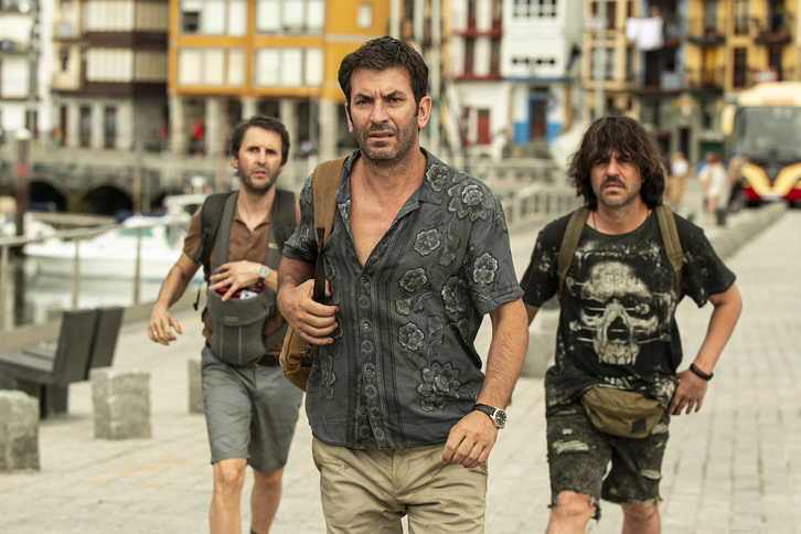 Julián López, Arturo Valls y Ernesto Sevilla viajan con las cenizas de su amigo. (NAIZ)