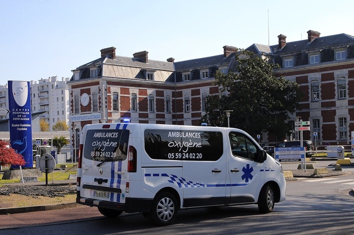 El Hospital de Baiona sufre una fuerte presión, pese a que a finales de julio decretó el «Plan Blanco», que permite aumentar camas y efectivos. (Bob EDME)