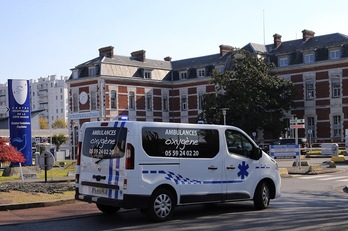 El Hospital de Baiona sufre una fuerte presión, pese a que a finales de julio decretó el «Plan Blanco», que permite aumentar camas y efectivos. (Bob EDME)