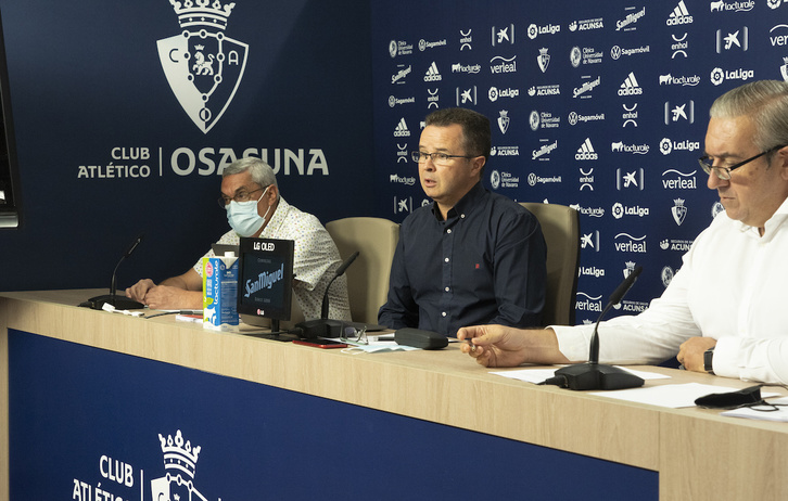 Representantes de la Comisión de Estatutos, explicando su propuesta. (Jagoba MANTEROLA/FOKU)