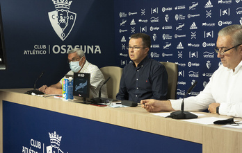 Representantes de la Comisión de Estatutos, explicando su propuesta. (Jagoba MANTEROLA/FOKU)
