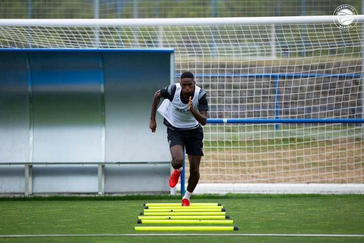 Abdallahi Mahmoud en un entrenamiento del Alavés. (@ALAVES)