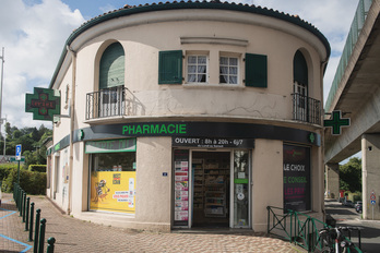 La pharmacie a barré la mention “La Négresse” dans l'attente d'un nouveau nom. © Guillaume FAUVEAU