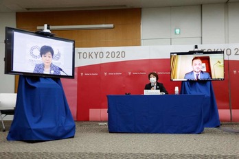 El presidente del CPI participa en una videoconferencia junto a la gobernadora de Tokio Yuriko Koike y a la presidenta de Tokio 2020 Seiko Hashimoto. (Rodrigo REYES MARÍN / AFP)