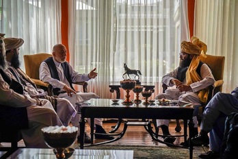 Hamid Karzai, buru soila, talibanen ordezkariekin negoziatzen egunotan Afganistanen. (AFP