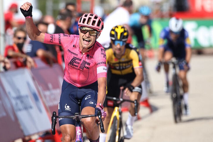 Magnus Cort-Nielsen celebra la victoria por delante de Primoz Roglic. (José JORDÁN/AFP)