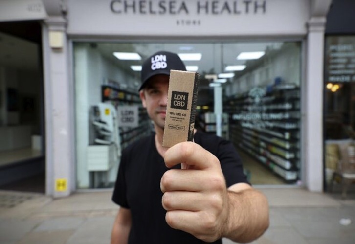 Joe Oliver, LDN-CBD produktuaren sortzaileetako bat, Londresen. (Adrian DENNIS / AFP)