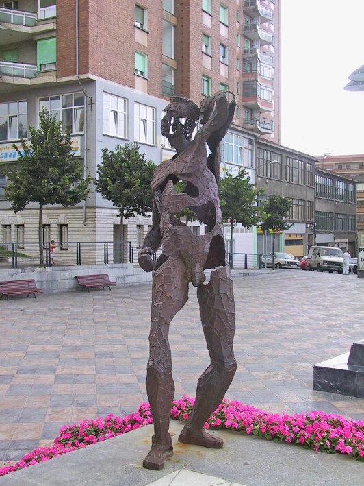 La escultura del Gigante de Hierro ha sido derribada por el camión, entre otros elementos urbanos. (Basauri.net)