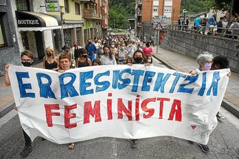 Sestaon hilketa matxista bat salatzeko egindako elkarretaratzea (Aritz LOIOLA IFOKU)