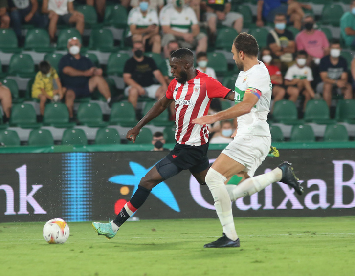 Iñaki Williams intenta disparar en el partido contra el Elche. (AGENCIA LOF)
