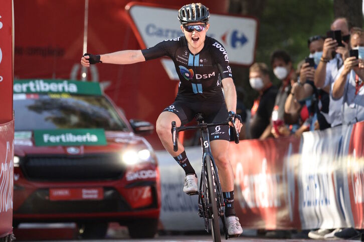 Michael Storer celebra su victoria más importante tras dar un gran nivel en la escapada. (José JORDÁN/AFP)