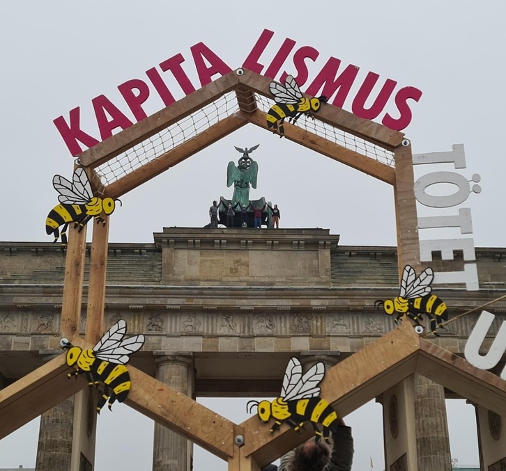 Klimaren aldeko aktibistak Brandeburgoko Atean lotuta. Aste osoan egiten ari dira Berlinen gisa honetako ekintzak. (Extinction Rebellion)