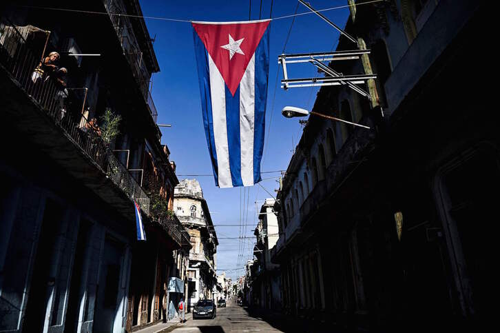 La bandera cubana cuelga en una calle de La Habana. (Yamid LAGE | AFP)