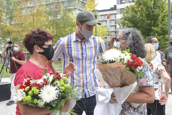 Morlanseko segadan hildakoen senideak ekitaldian, lore-sorta banarekin. (Idoia ZABALETA/FOKU)