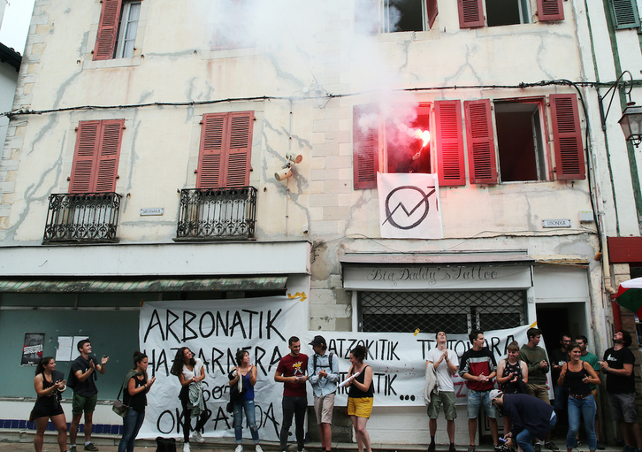 Azken hamar urteetan hutsik izan den etxea okupatu dute Hazparnen herriak gaztetxe behar dutela aldarrikatzeko. (Bob EDME)