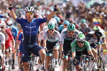 Jakobsen celebra su segunda victoria en esta edición de la Vuelta. (Jose JORDAN / AFP)