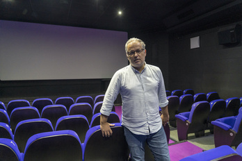 Iñaki Elorza, responsable de la Unidad de Cine de la Sade, posa en el cine Trueba. (Gorka RUBIO/FOKU)