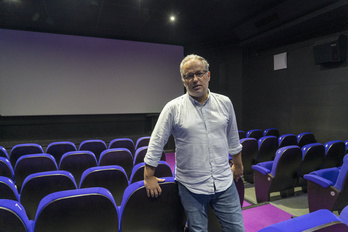Iñaki Elorza, responsable de la Unidad de Cine de la Sade, posa en el cine Trueba. (Gorka RUBIO/FOKU)