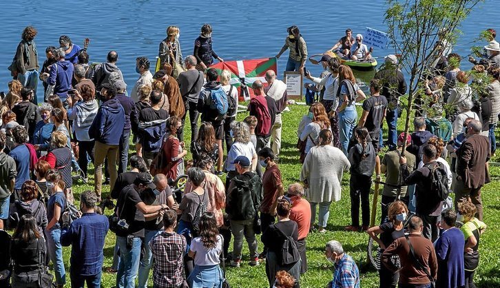 Acto de recuerdo en el Bidasoa tras el fallecimiento de Abdulaye Koulibaly. (FOKU)