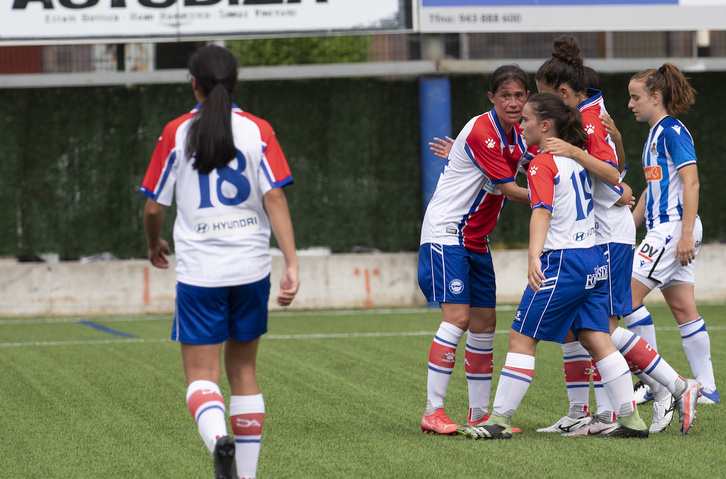 Alaveseko jokalariak gol bat ospatzen. (Jagoba MANTEROLA / FOKU)