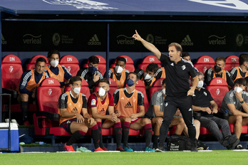 Jagoba Arrasate da indicaciones a sus jugadores en la primera jornada. (Iñigo URIZ / FOKU)