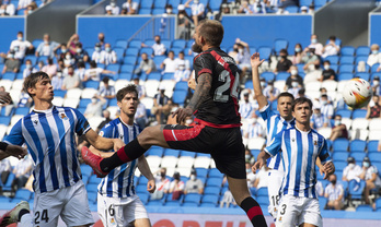 La defensa de la Real, con Saveljich, autor del remate más peligroso del primer tiempo del Rayo. (Jagoba MANTEROLA/FOKU)