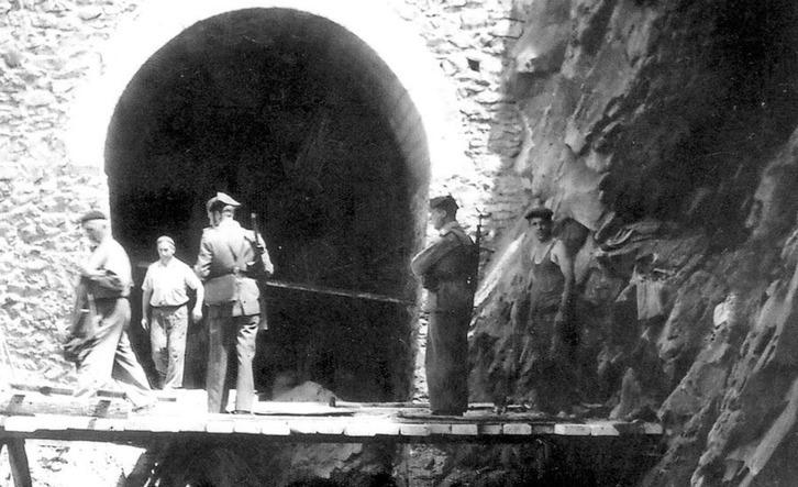 Presos trabajando en el Destacamento Penal del ferrocarril Bermeo – Sukarrieta (Bizkaia), entre 1953 y 1956. (TRENBIDEAREN EUSKAL MUSEOA)