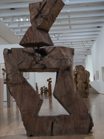 Egurra, denboraren lekuko, Remigio Mendibururi buruzko Bilboko Arte Ederren Museoko erakusketa apartan. (Monika DEL VALLE/FOKU)