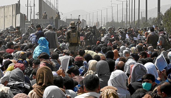 Las avalanchas provocadas por el pánico y la desesperación se han cobrado ya al menos siete vidas.